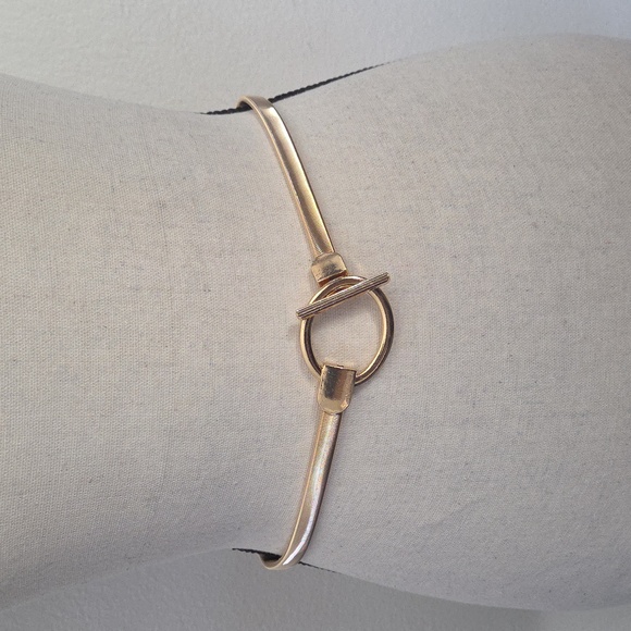 Gold Stretchy Belt With Circular Buckle PLEASE SEE PICTURES FOR IMPERFECTION. - Picture 2 of 6